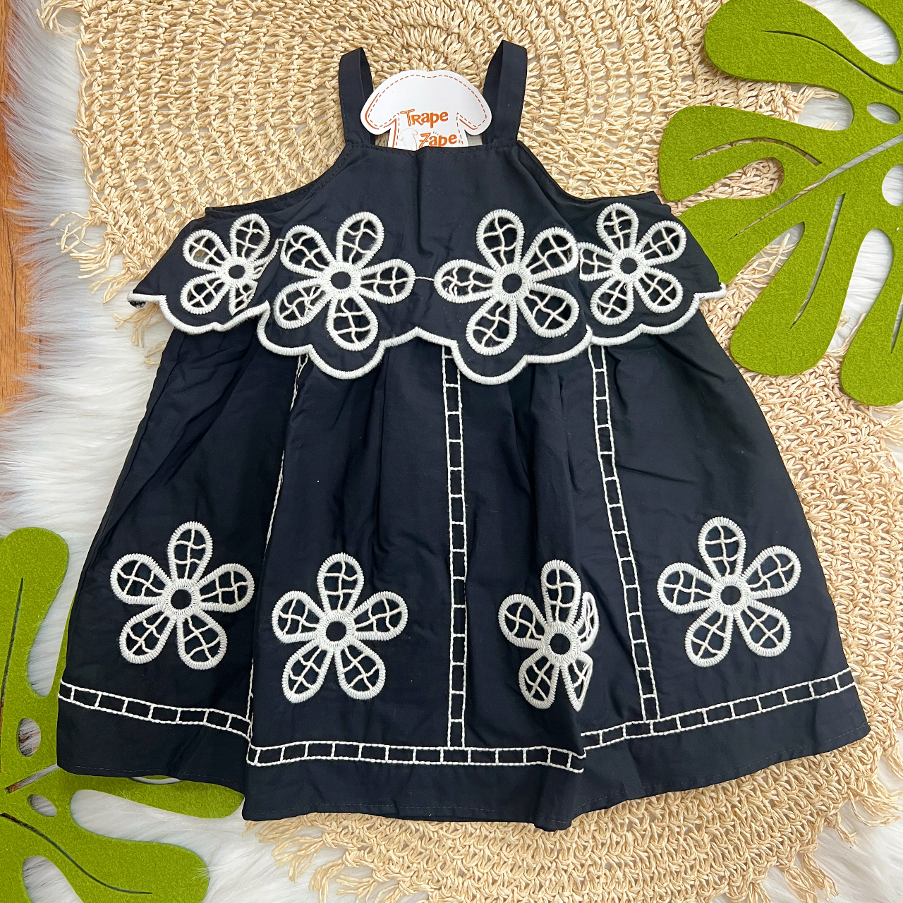 Vestido com Flores em Lese Bordado - Preto e Branco